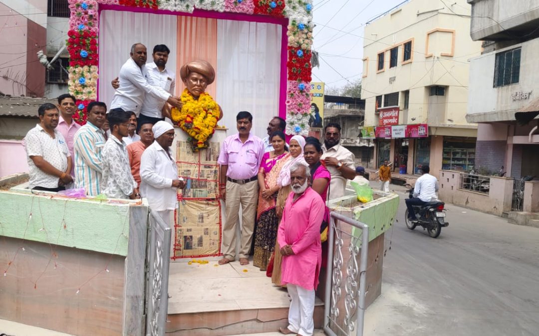 मनमाड शहरात भाजपा च्या वतीने क्रांतीसूर्य महात्मा ज्योतिबा फुले यांची 197 वी जयंती साजरी