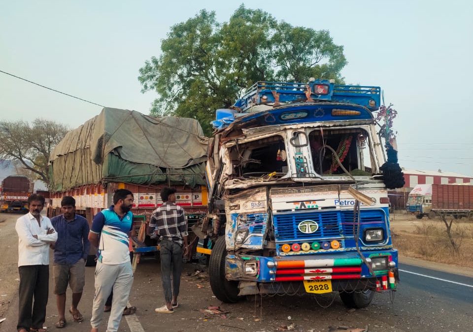 ट्रकची समोरासमोर धडक; दोन जण गंभीर जखमी – मनमाड जवळ झाला अपघात