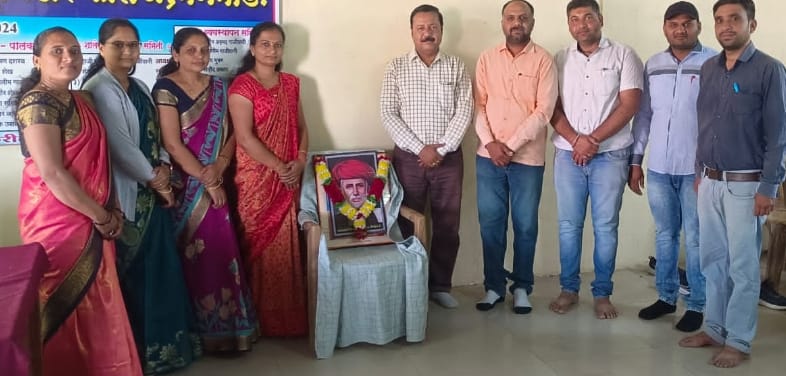 एच.ए.के.हायस्कूल अँड ज्यु. कॉलेज, मनमाड मध्ये क्रांतीसूर्य महात्मा ज्योतिबा फुले जयंती साजरी.  मनमाड:- एच.ए.के.हायस्कूल अँड ज्यु. कॉलेज,मनमाड मध्ये क्रांतीसूर्य,महान समाज सुधारक महात्मा ज्योतिबा फुले जयंती साजरी करण्यात आली.शाळेचे मुख्याध्यापक भूषण दशरथ शेवाळे यांच्या हस्ते महात्मा ज्योतिबा फुले यांच्या प्रतिमेला पुष्पहार अर्पण करून अभिवादन करण्यात आले.यावेळी शाळेतील शिक्षक व शिक्षिका कर्मचारी  उपस्थित होते.उपशिक्षिका सविता सचिन कराड यांनी महात्मा ज्योतिबा फुले यांच्या जीवन कार्यांची माहिती दिली. शाळेचे मुख्याध्यापक भूषण शेवाळे व संस्थेच्या सदस्या आयशा सलीम गाजियानी यांचे मार्गदर्शन लाभले.