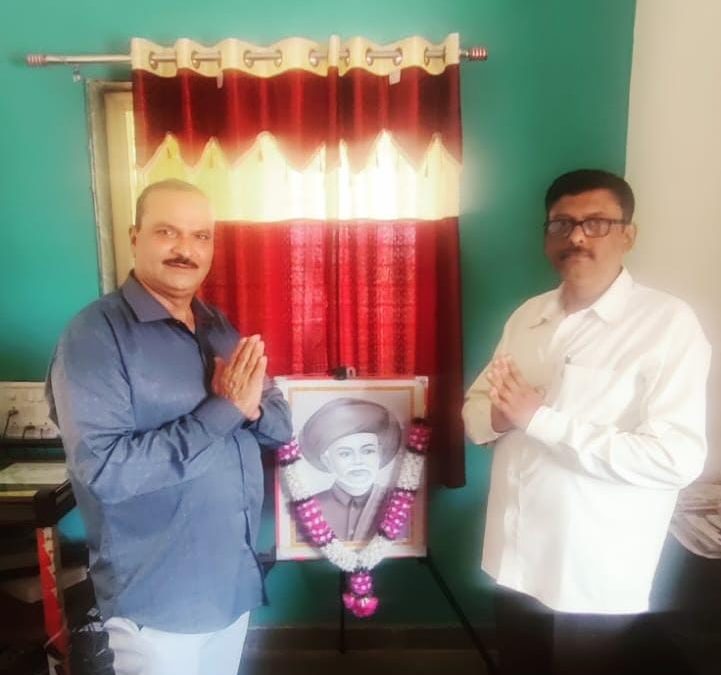 मनमाड – येथील कवी रबिन्द्रनाथ टागोर हायस्कूल व ज्युनियर कॉलेज मध्ये महात्मा ज्योतीराव फुले यांची जयंती साजरी करण्यात आली.