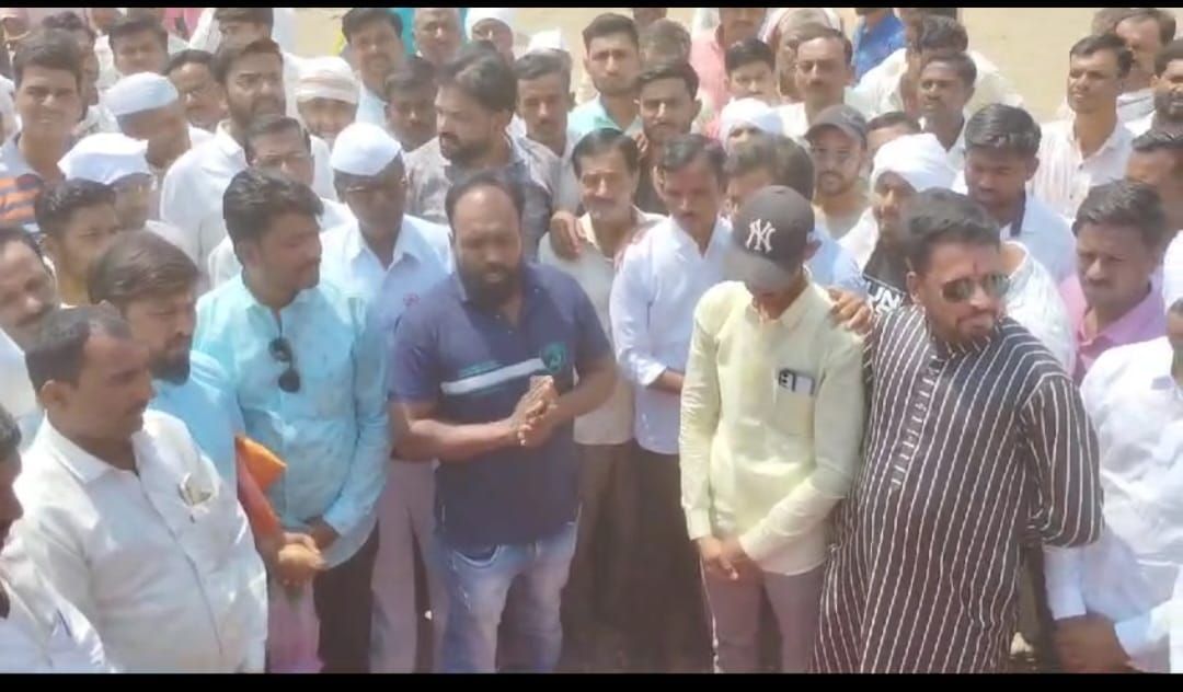 नांदगाव बाजार समिती सचिवाचीं बोलठाण येथील व्यापारी  बांधवाना दमबाजी. प्रहार शेतकरी संघटनेचे संदिप सुर्यवंशी यांनी केला जाहीर निषेध