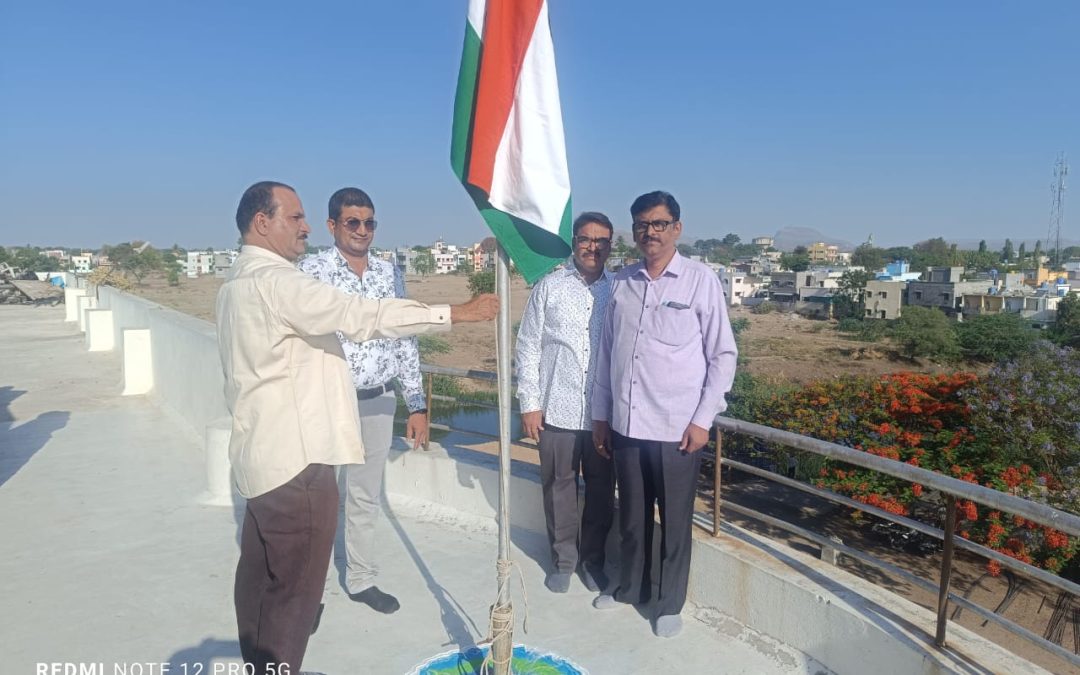 के आर टी हायस्कूल अँड ज्युनिअर कॉलेजमध्ये महाराष्ट्र दिन साजरा करण्यात आला.