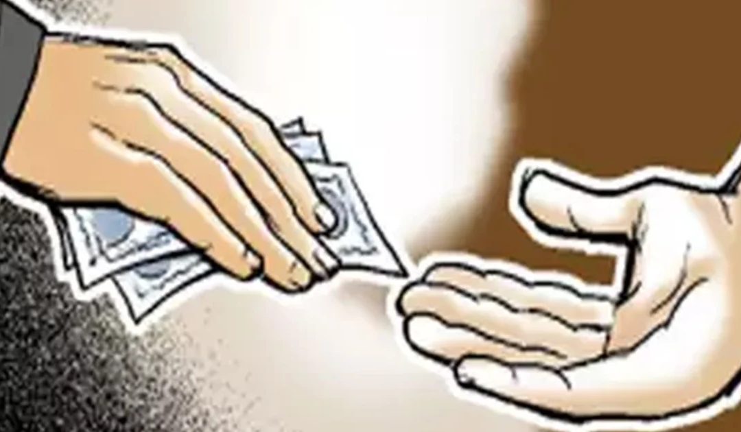 ५००० ची लाच स्वीकारताना लासलगाव येथील पोलीस नाईक ए सी बी च्या जाळ्यात