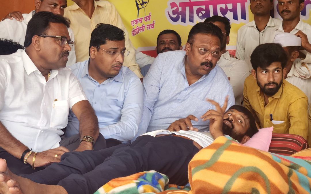 बघा व्हिडिओ-ना.छगन भुजबळ यांनी पाठविलेल्या समता परिषदेच्या शिष्टमंडळाने आंदोलक प्रा. हाके यांची घेतली वडीगोद्री येथे भेट