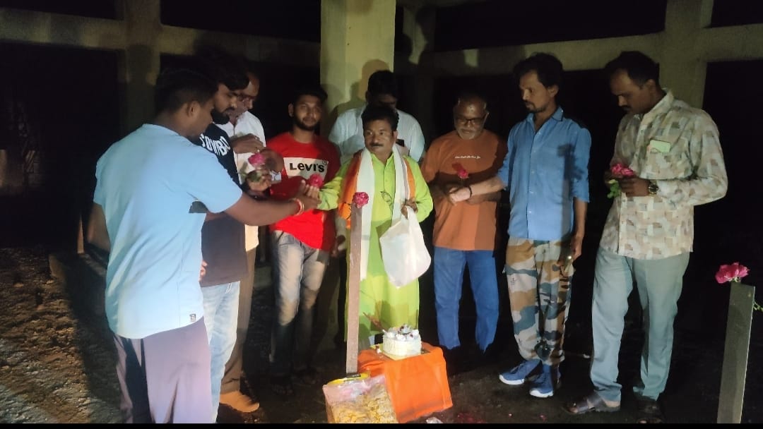 बघा व्हिडिओ-गंगाधरीच्या माजी सरपंचांनी वाढदिवस साजरा केला चक्क स्मशान भूमीत
