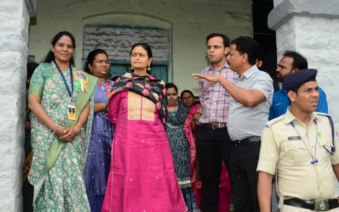 मध्य रेल्वे महिला कल्याण संघटन संचलित शाळेला रेल प्रबंधक श्रीमती इती पांडे यांची भेट