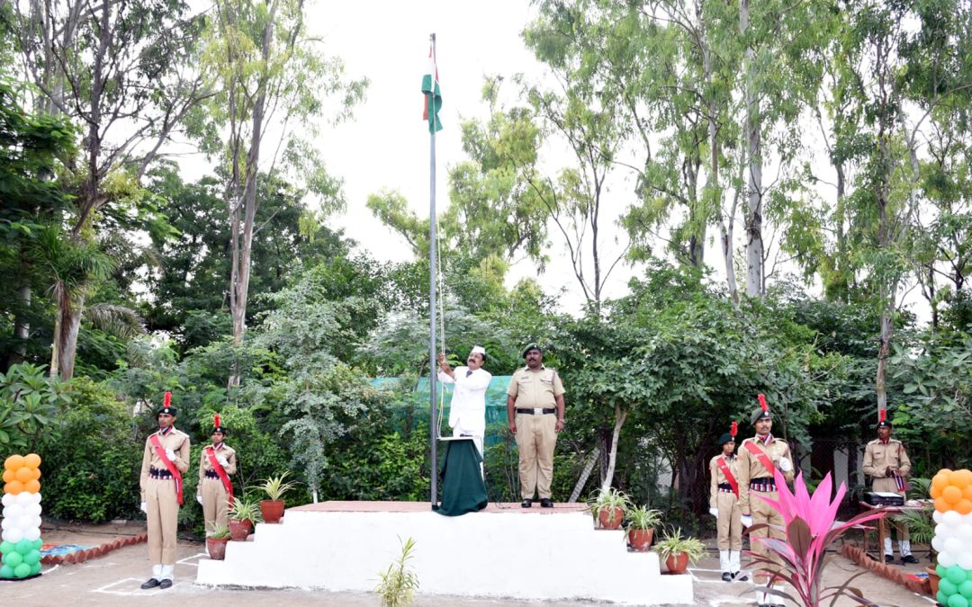 मनमाड महाविद्यालयात स्वातंत्र्य दिन उत्साहात साजरा