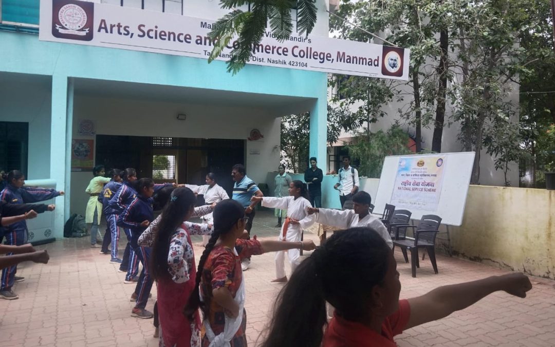 बघा व्हिडिओ-मनमाड महाविद्यालयामध्ये मुलींसाठी स्वसंरक्षणाचे प्रशिक्षण शिबिर संपन्न