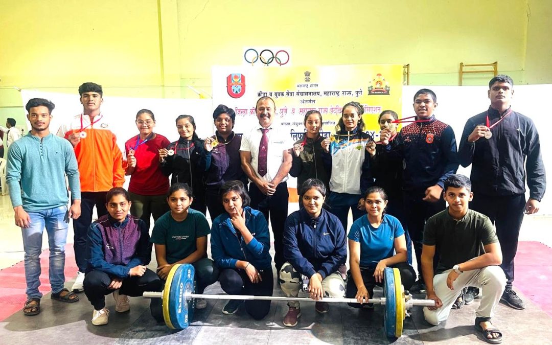 दोन सुवर्ण सहा रोप्य व एका कास्यपदकासह राज्यस्तरीय शालेय वेटलिफ्टिंग स्पर्धेत मनमाडच्या खेळाडूंची चमकदार कामगिरी मेघा आहेर आनंदी सांगळे यांची राष्ट्रीय स्पर्धेसाठी महाराष्ट्र संघात निवड