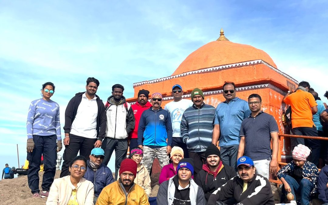 मनमाडच्या ट्रेकर्सची महाराष्ट्रातील सर्वोच्च शिखर कळसुबाई वर यशस्वी चढाई.
