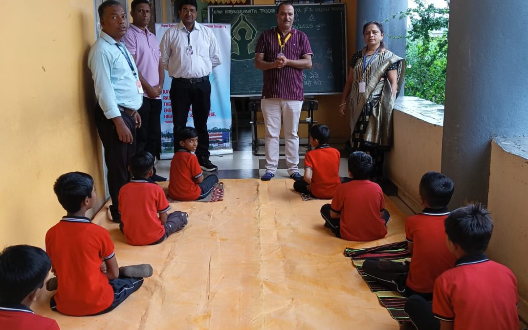 के आ टी हायस्कूल अँड ज्युनिअर कॉलेजमध्ये योगा दिन योगासने