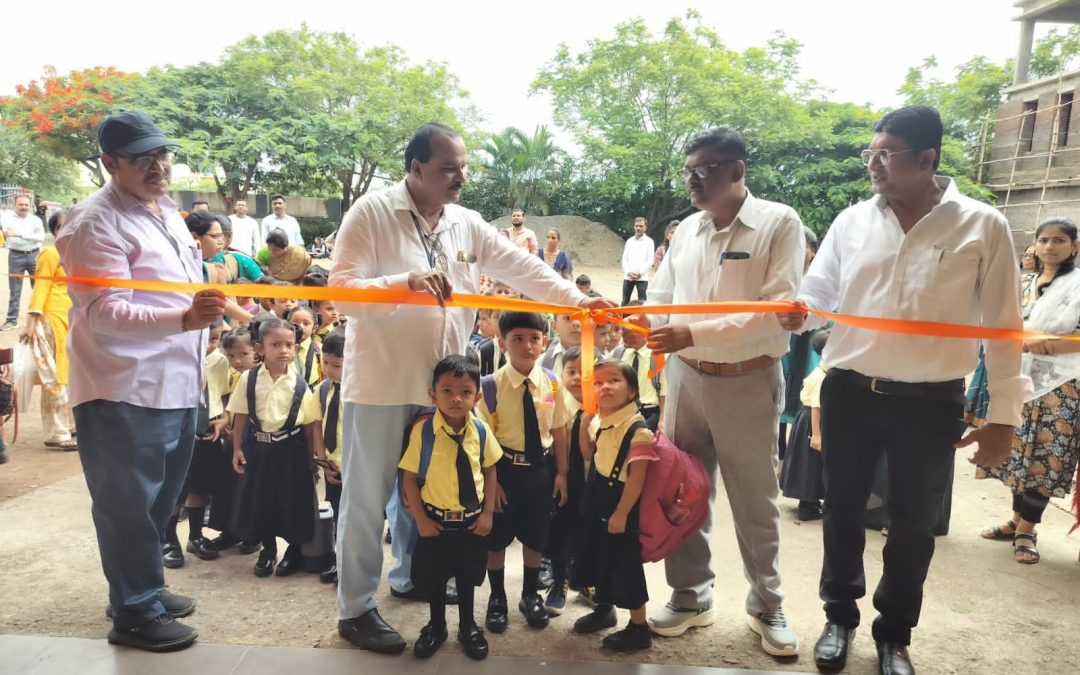 के आर टी हायस्कूल अँड ज्युनियर कॉलेजमध्ये शाळा प्रवेशदिन साजरा