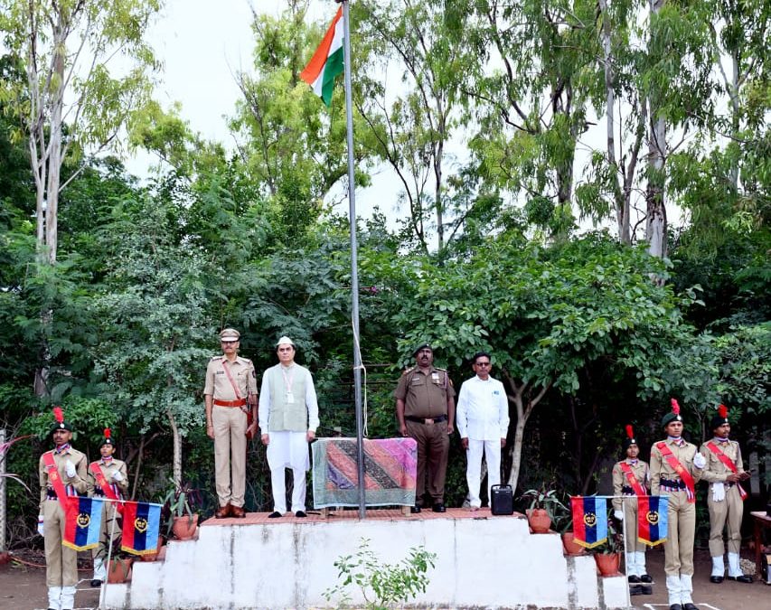 मनमाड महाविद्यालयात ७९ वा स्वातंत्र्य दिन उत्साहात साजरा