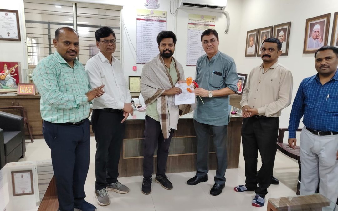 मनमाड महाविद्यालयाच्या विद्यार्थ्याला रेल्वे रिक्रूटमेंट बोर्ड परीक्षेत यश, प्राचार्यांनी केला सत्कार.