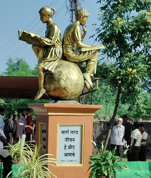 सेंट झेवियर हायस्कूल मध्ये बालकाच्या शिल्पाचे अनावरण