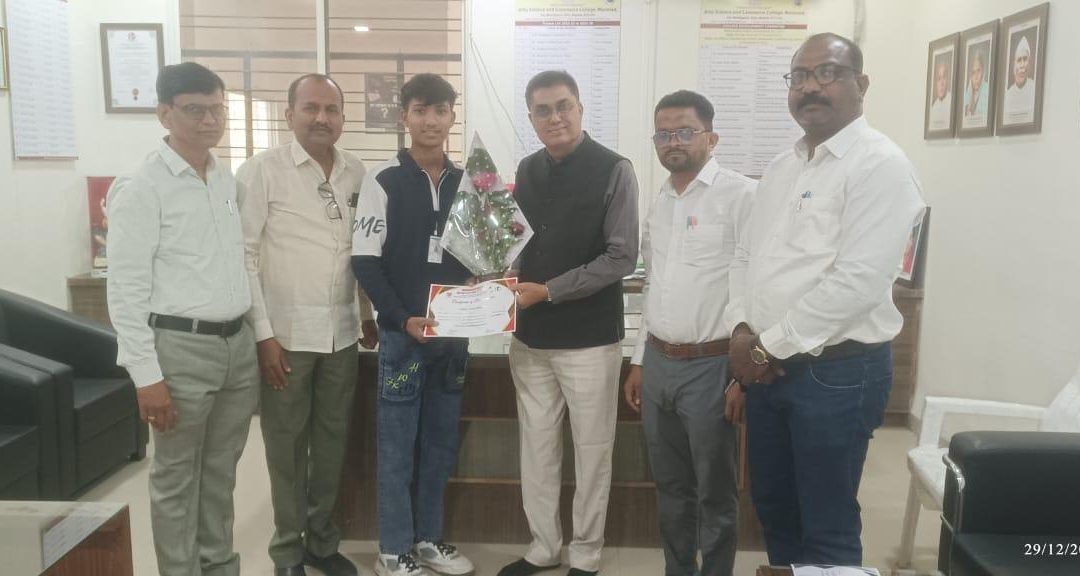 मनमाड महाविद्यालयाच्या विद्यार्थ्यांची राज्य वेटलिफ्टिंग स्पर्धेपर्यंत मजल
