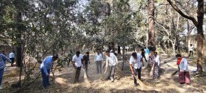 मनमाड : मनमाड नगरपरिषद आणि नांदगाव–मनमाड मराठी पत्रकार संघ यांच्या संयुक्त विद्यमाने संत गाडगेबाबा यांच्या जयंतीनिमित्त येथील संत कैकाडी महाराज उद्यानात स्वच्छता अभियान राबविण्यात आले.