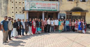 महात्मा गांधी विद्यामंदिर संचलित कला विज्ञान वाणिज्य स्वायत्त महाविद्यालय येथील वाणिज्य विभागाचे कृषी उत्पन्न बाजार समिती मनमाड येथे अभ्यास भेट.