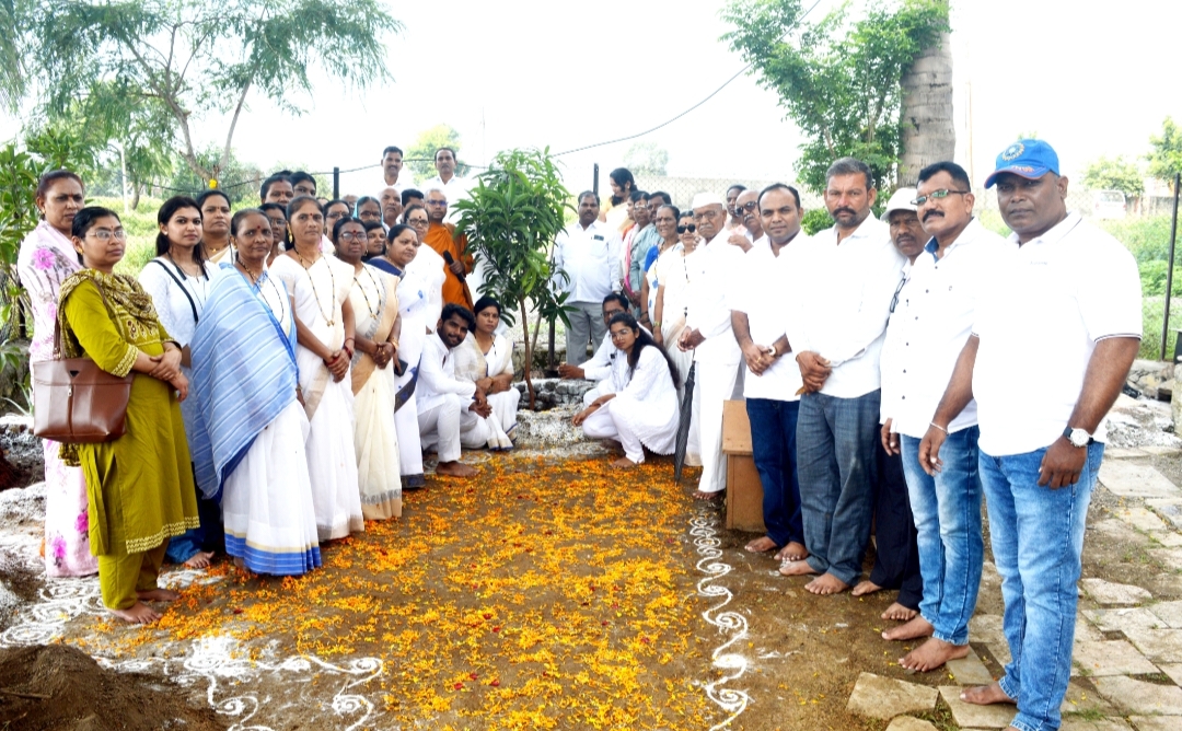 आईच्या अस्थीचे विसर्जन न करता वृक्षारोपण – डोळस परिवाराचा नवा आदर्श