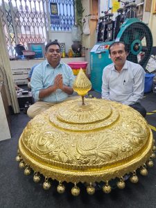 सात समुद्रापार अनिवासी भारतीय भक्ताकडून शिर्डीच्या साई बाबांना चांदीची छत्र अर्पण