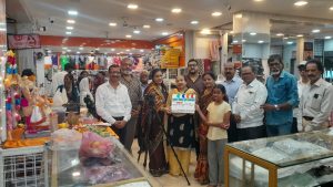 सहल लघुपटाचा मुहूर्त साजन सजनी गारमेंट शोरुममध्ये संपन्न