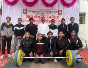 राज्यस्तरीय शालेय वेटलिफ्टिंग स्पर्धेसाठी मनमाडच्या १७ खेळाडूंची निवड