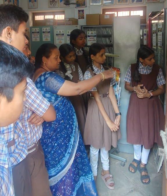 अभिजात मराठी भाषा सप्ताह निमित्त सरस्वती विद्या मंदिर हायस्कूल च्या विध्यार्थ्यांनी मनमाड सार्वजनिक वाचनालयास  दिली क्षेत्र भेट.
